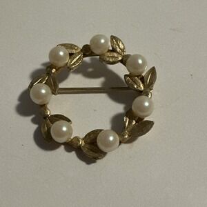 Gold Tone Circular Leaf & Faux Pearl Wreath‎ Brooch Pin Vintage